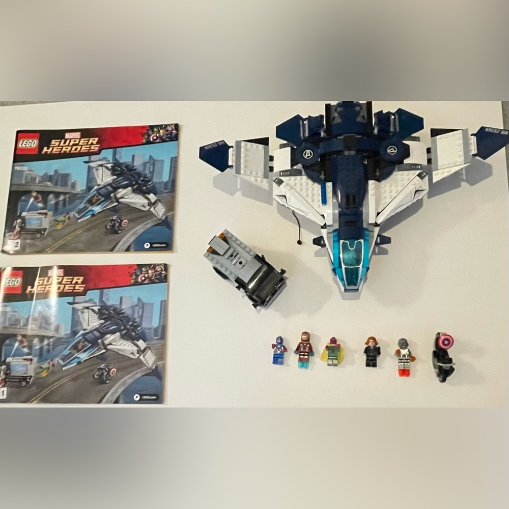 “LEGO 76032 Avengers Quinjet Complete w/ Minifigures + Manuals”